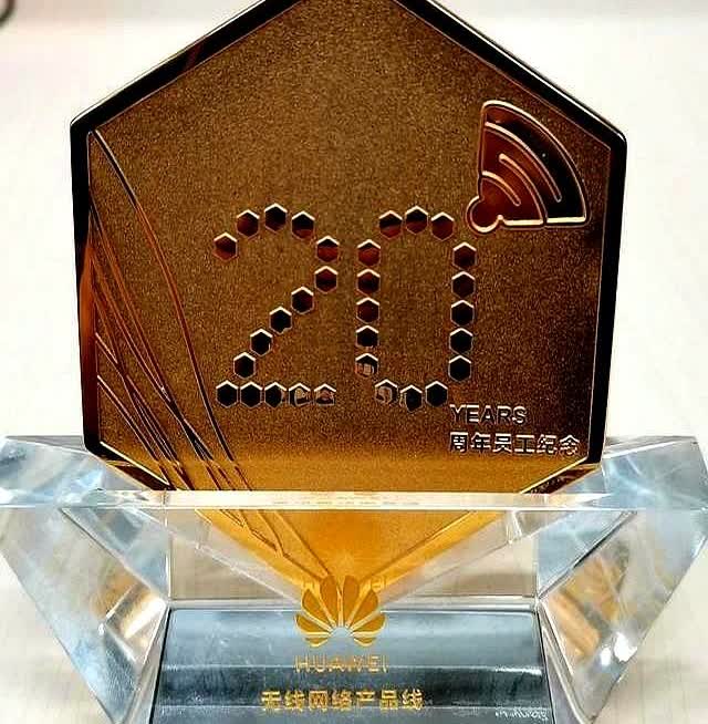 47岁华为员工晒出20年勋章研发团队平均年龄41岁工位上四十多的技术