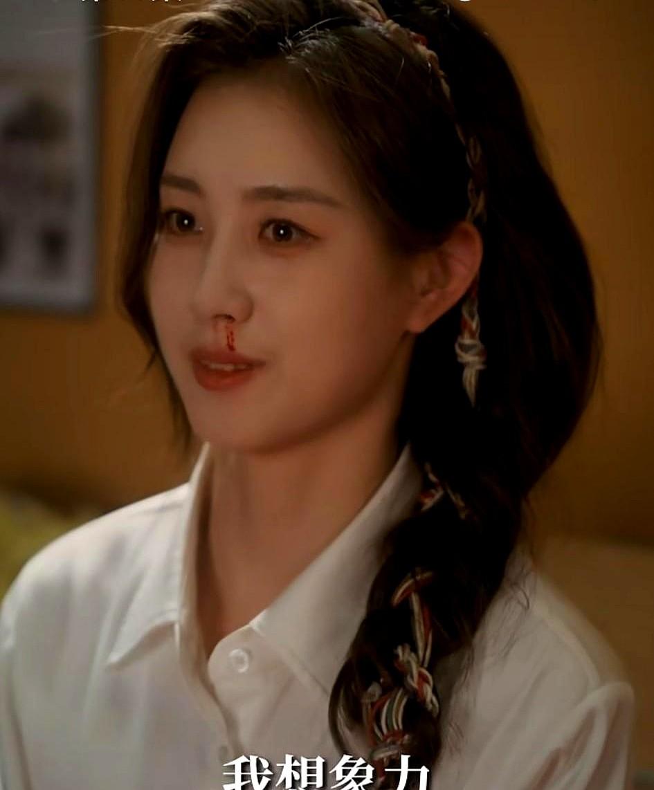 台词不强，演技带感，未来还是光明的。郭宇欣在新剧《我们野蛮生长》里，表现不错
