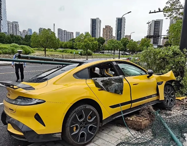 小米法务部已经在路上了。临牌，刚提车，雨天，热熔胎，十二厘米恨天高，到底是她说的