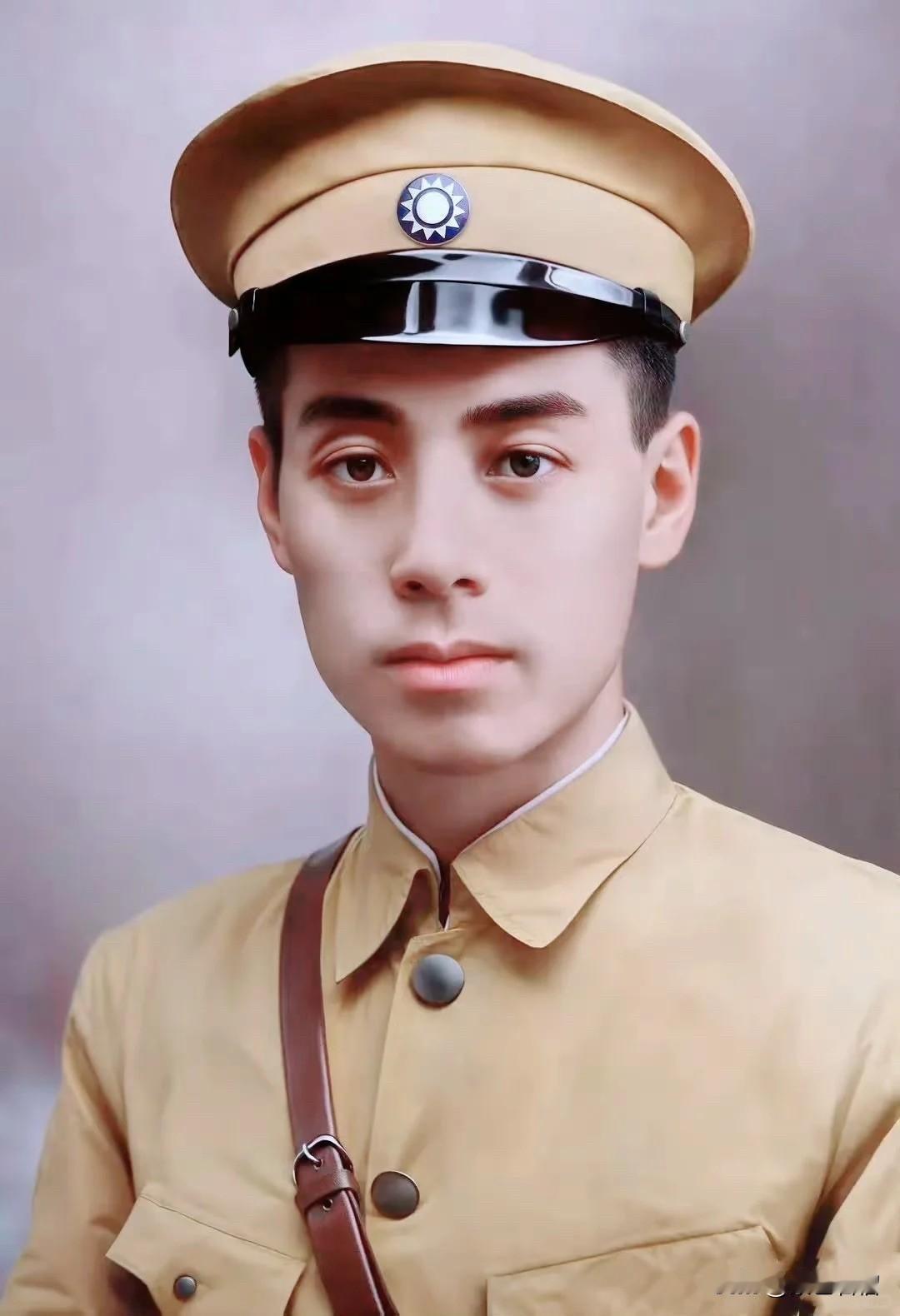 1925年，黄埔军校时期的周恩来总理，看起来浓眉大眼，风度翩翩，英气逼人。那时候
