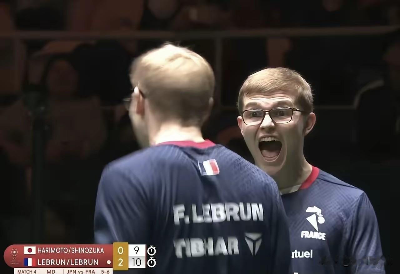 在全场球迷的加油声中，法国队8:7逆转了日本队，坐冷板凳的西蒙安慰张本智和，