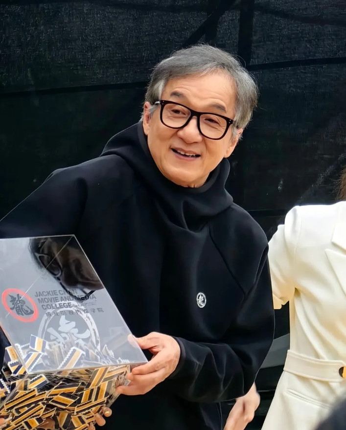 主持人问成龙：“有人说属于你的时代要结束了，你会害怕吗？”成龙想都没想就回答：