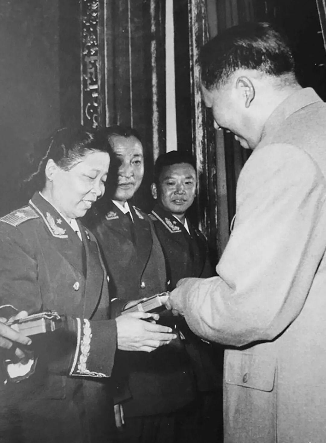 1953年，全军裁撤女兵，廖汉生知道后，当众向彭老总，为一位女兵求情，说她绝不能