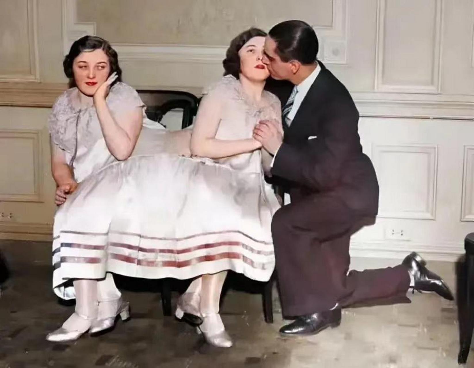 1929年，美国，一对连体双胞胎姐妹。照片上是连体妹妹和未婚夫的订婚仪式，两人正