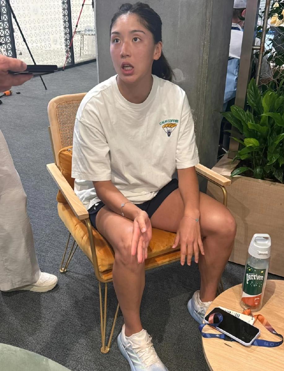 王欣瑜这次法网输球，最让人堵的不是比分，而是球网前那几秒科帕奇6比2、2比6