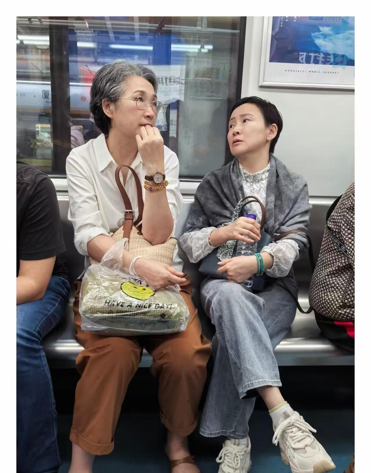 地铁上刷到两位阿姨，一个翻纸质书，一个拎手工包，棉麻素色，没logo没浓妆，说话