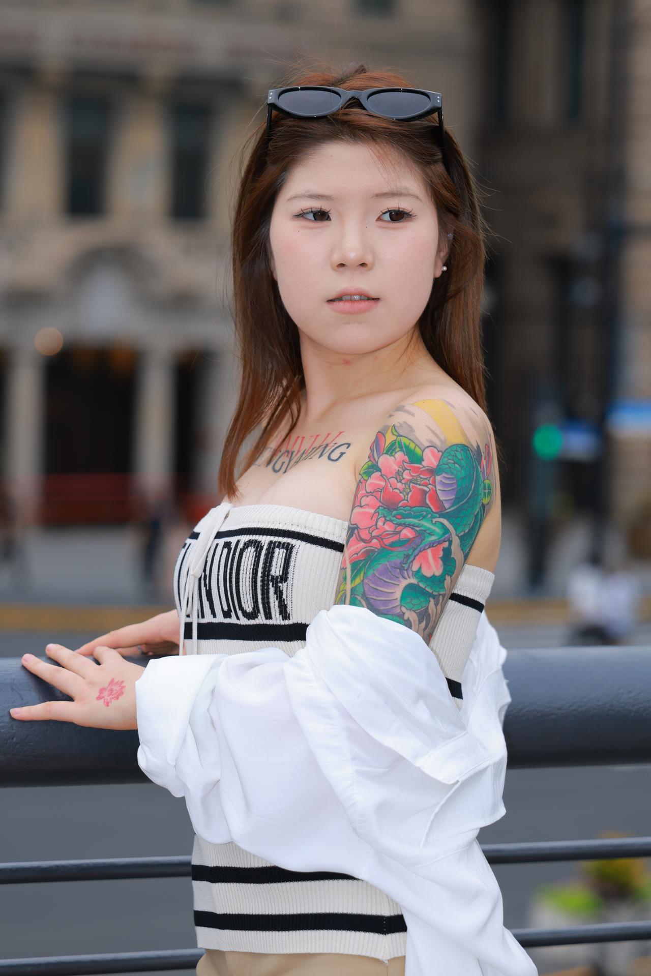 《白衫与彩纹》黑白条纹短款针织背心勾勒利落线条，宽松白衬衫随意搭在肩头，松弛感