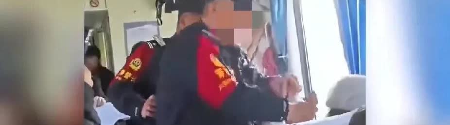 女儿带着老母亲火车上霸座，还是学生座位，威胁乘警就是不让，结果悲催了！一