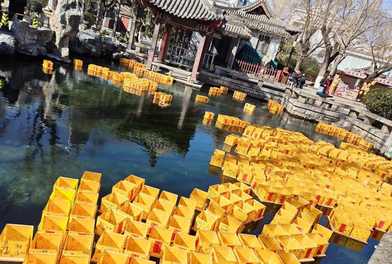原来单位里每天中午的餐对职工是免费的，几个小年轻都在单位吃，后来不再免费，几个小