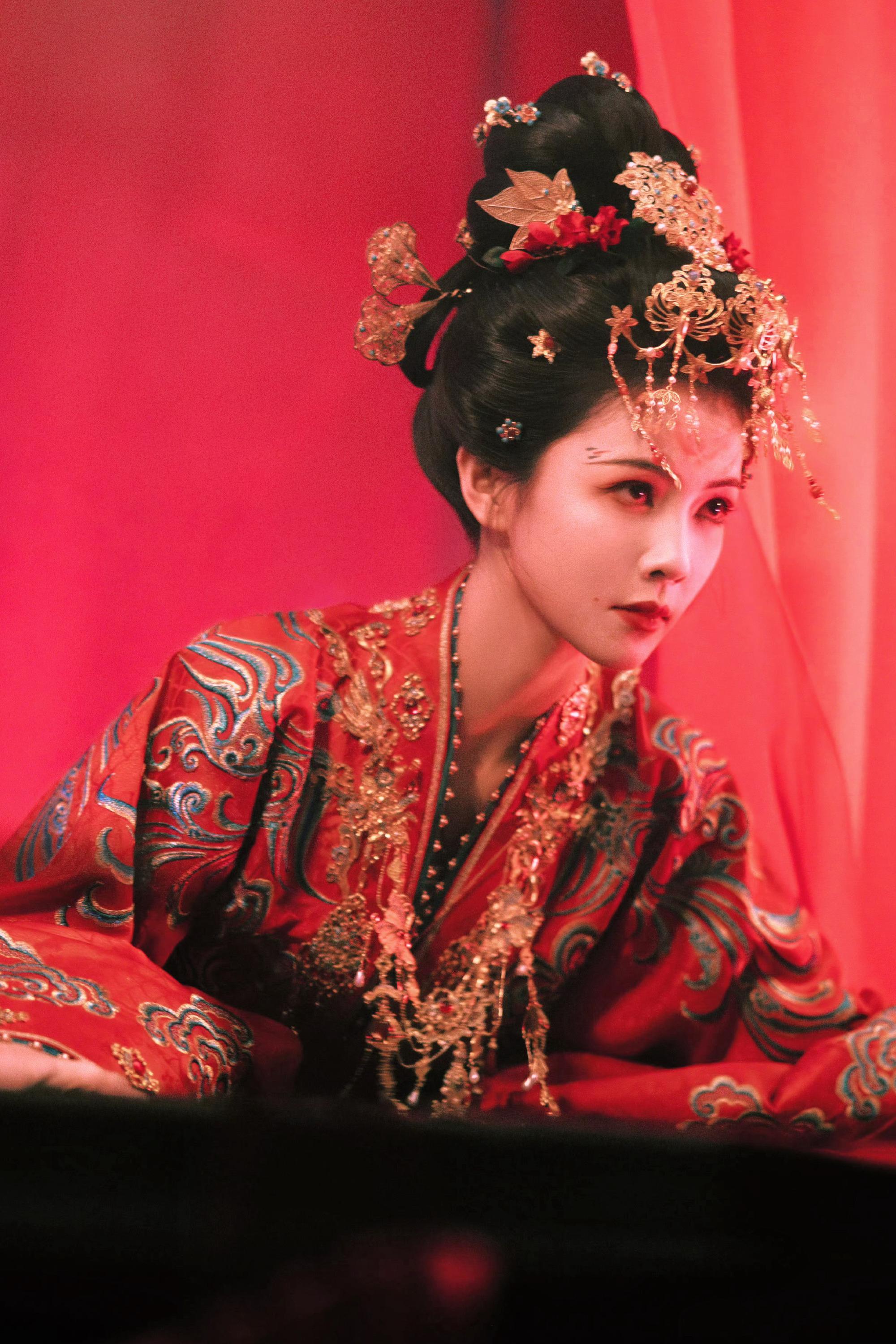 白鹿单人丝带海报白鹿主演的《唐宫奇案》好勇猛，开播日期和微博之夜干到一天。