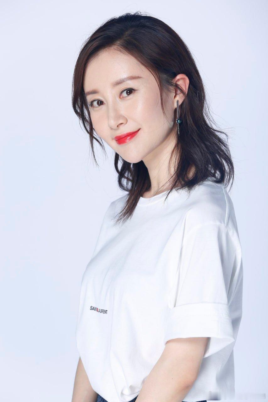 写真舒畅某综艺节目定妆花絮照，白色衬衫清新脱俗