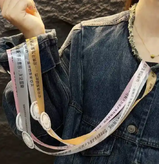 为了防止七天白嫖党，女装大规模启用防拆带，结果一群小仙女破防了，吐槽说：“这种傻