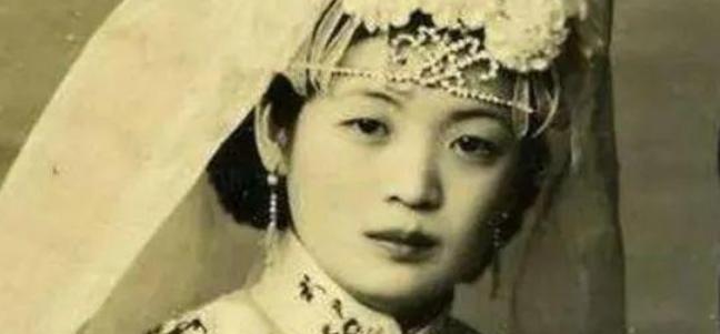 1913年一天，18岁的张恨水大婚。夜晚，他掀开新娘的盖头，突然大喊两声：“娘！