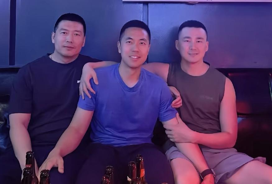 三个都那么帅该怎么选呀？三位荷尔蒙爆棚，性张力十足，混身散发着迷人的雄性荷尔蒙气