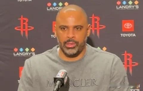 火箭主教练乌杜卡接受媒体采访，在被问到现在的杜兰特和篮网时期的杜兰特有何不同时说