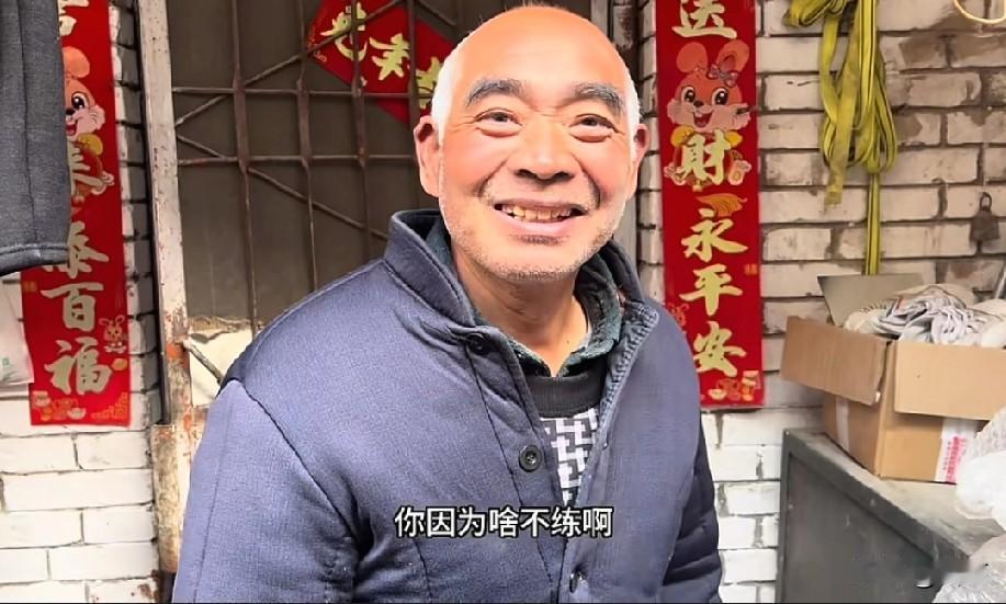 爱笑老四叔06年的女儿，为了养家开始摆摊买菜了，小姑娘也是够难的，父母都是脑梗，