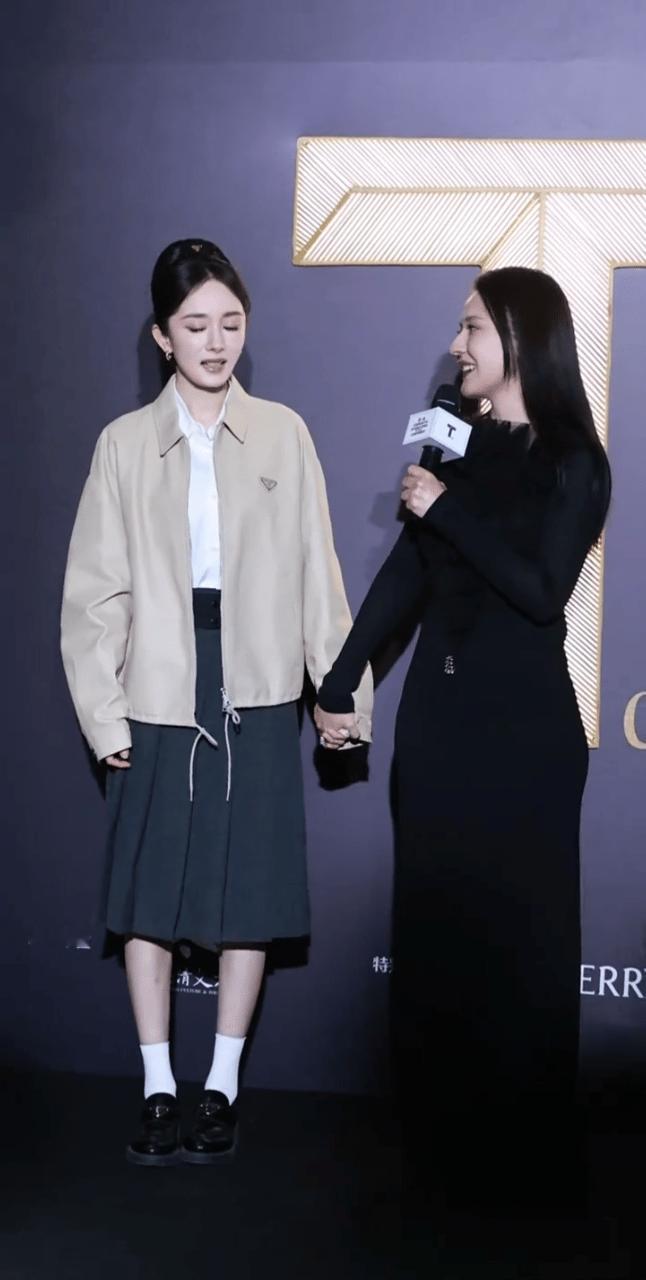 杨幂热依扎活动拥抱杨幂热依扎活动生图状态真好，完全是女神级别！好美好贵气！两人