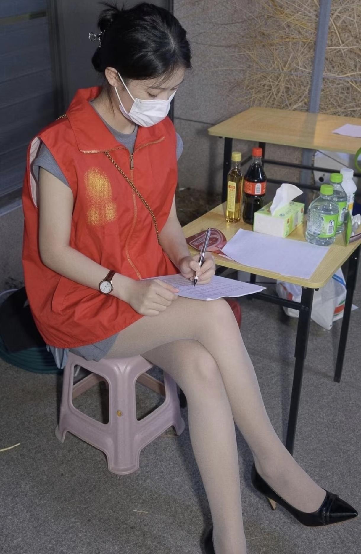这个志愿者穿了丝袜真美啊，人美心善！志愿者工作者
