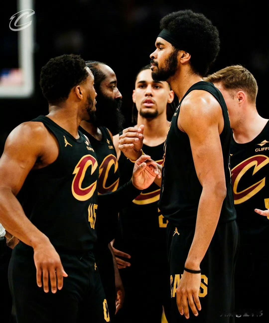 登哥是大哥！米切尔谈哈登：“哈登是这里经验最丰富的球员。”“大家都尊重和