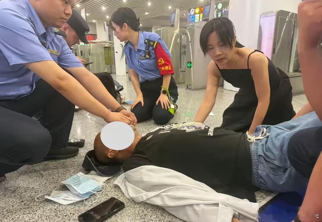 “人美心善”！南京，高铁站一位女子不顾形象跪在地上咬掉自己的穿戴甲，周围人正纳闷