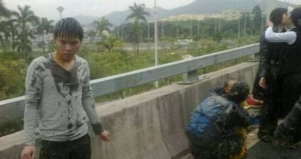 【来自投稿】2013年1月2日，深圳。一辆公交车不幸和一辆泔水车追尾，公交车的挡