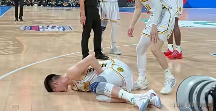 真不敢看！广厦铁汉又伤，球迷心都揪紧了昨晚看CBA比赛，真的越看越揪心。