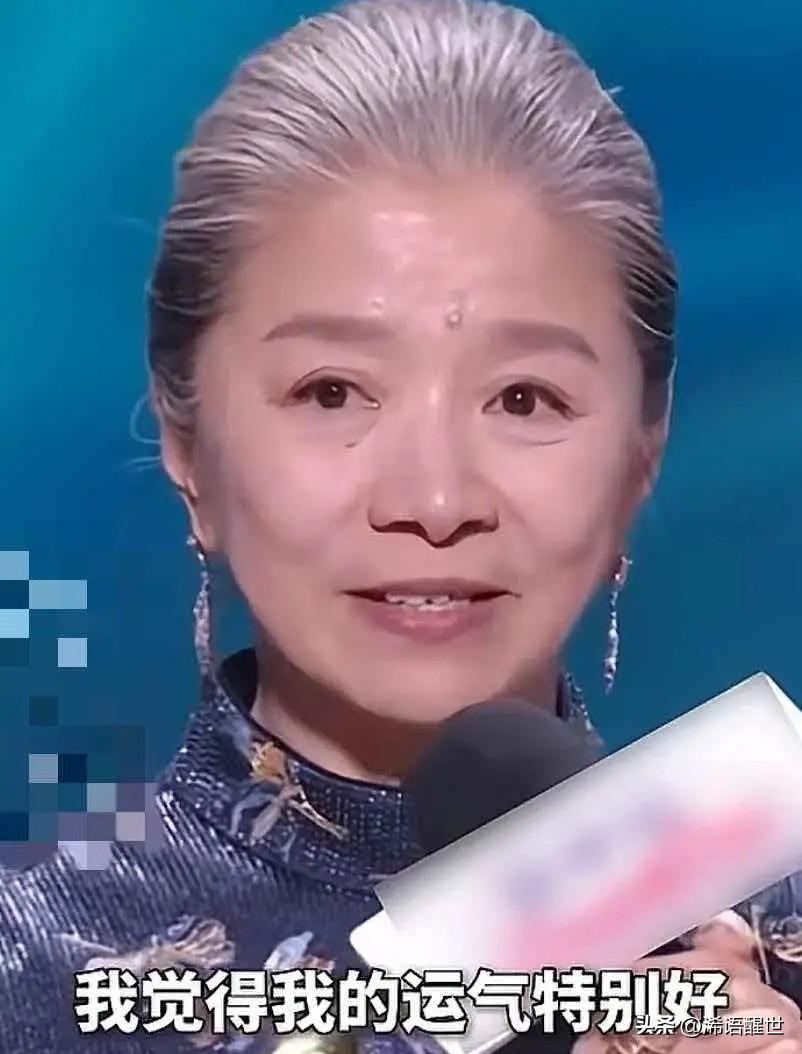 不知道大家有没有留意到迟蓬领奖时的状态。大多数艺人捧起奖杯都会热泪盈眶，可她全