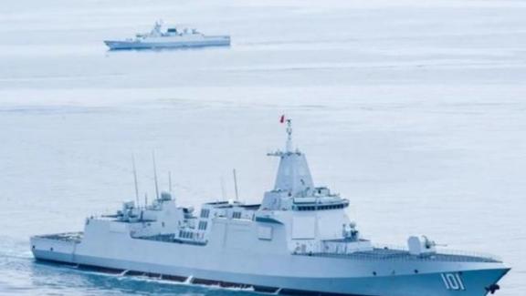 055配备200多枚导弹，假如海战爆发，导弹打完了该咋办？实不相瞒，055打完导