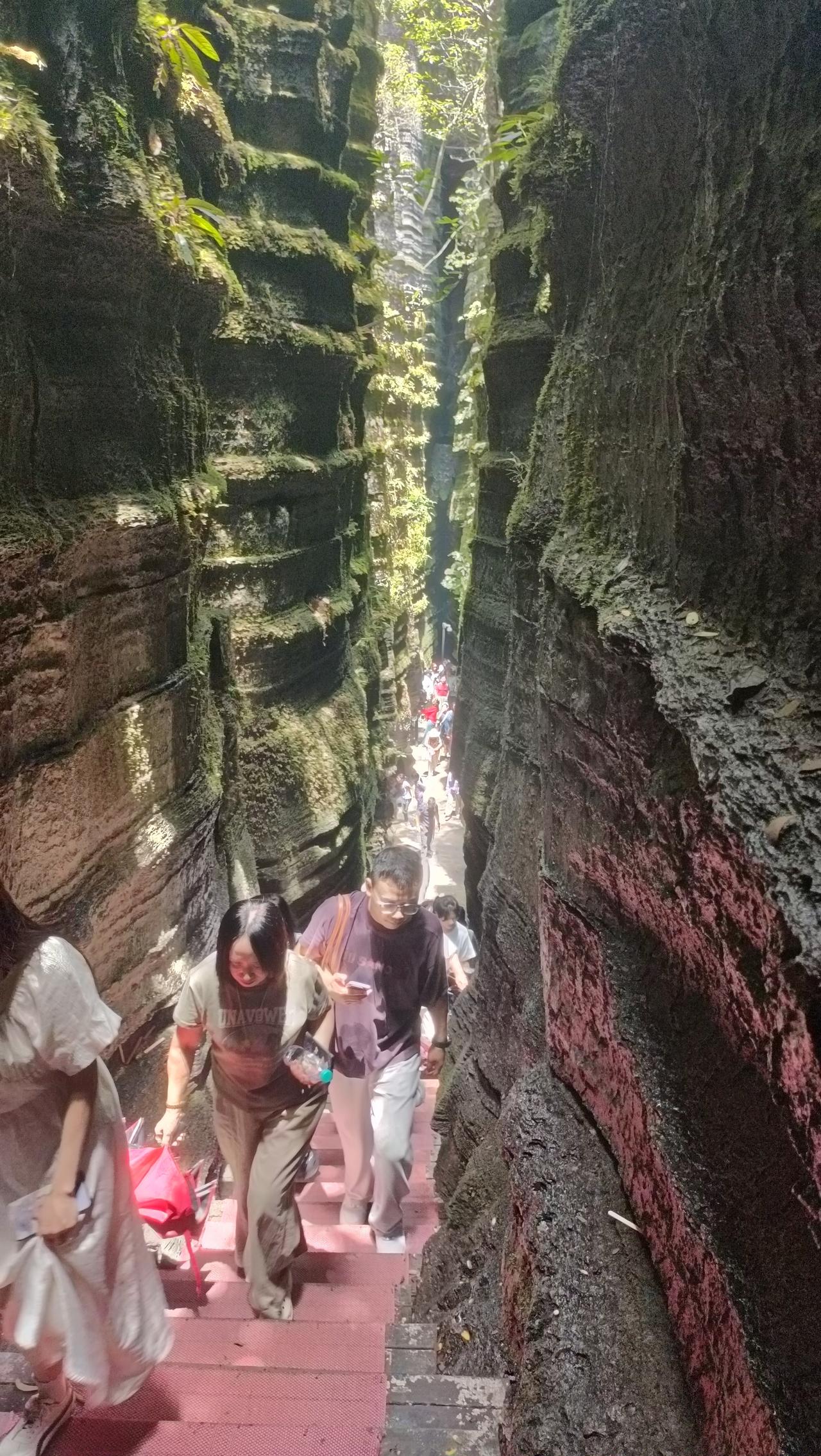 来恩施避暑游玩，来到梭布垭石林。没想到家里33°到这里38°啊！这哪里是避暑，