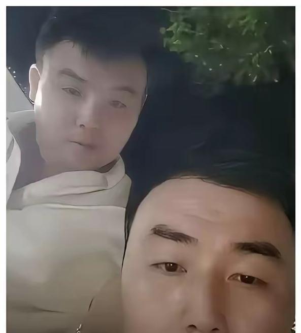 程梦圆虽然是抱养的，但是父，母对她视如己出。非常疼她，那俩个亲生哥哥都没供读大学