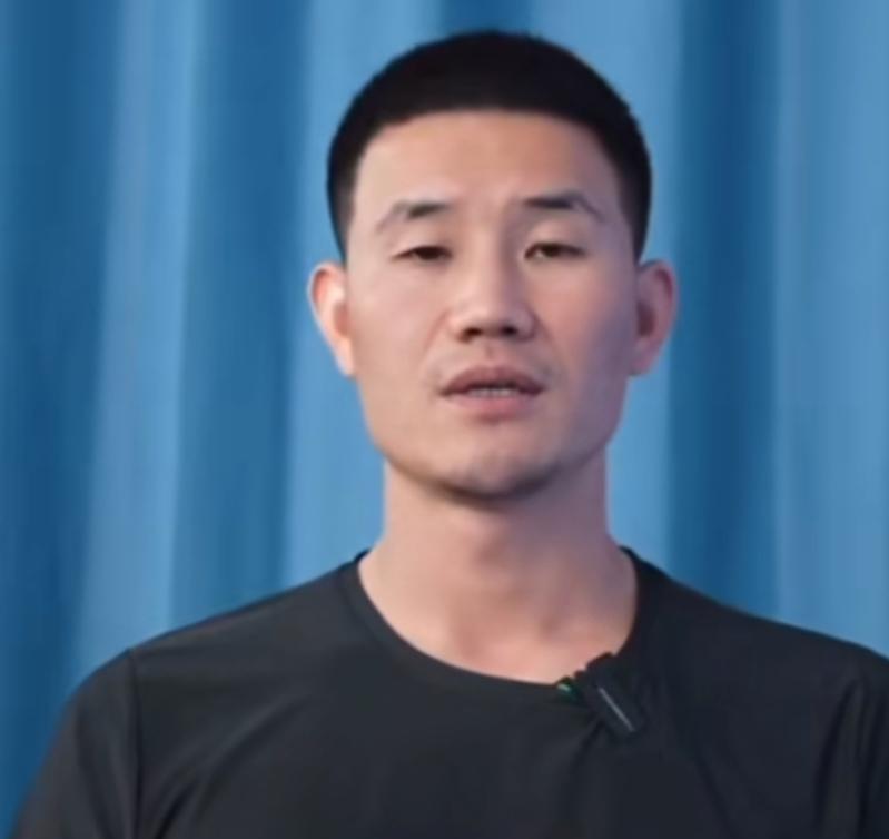 他穿警服卖货，被拘留了。不是段子，是警方通报。抖音没让他直播，只准发视频。