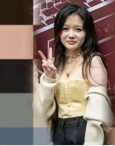 豪门千金董小姐的穿衣风格和她的门第不符。你们看看正常女孩，哪里会这样穿衣的，里面