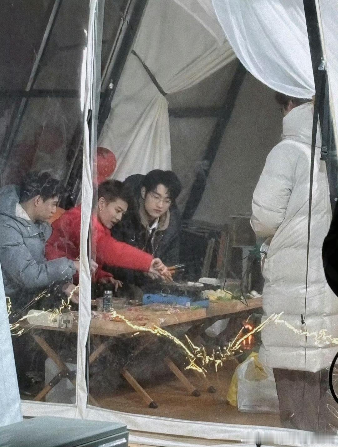 任嘉伦被偶遇，帐篷里烤肉哇