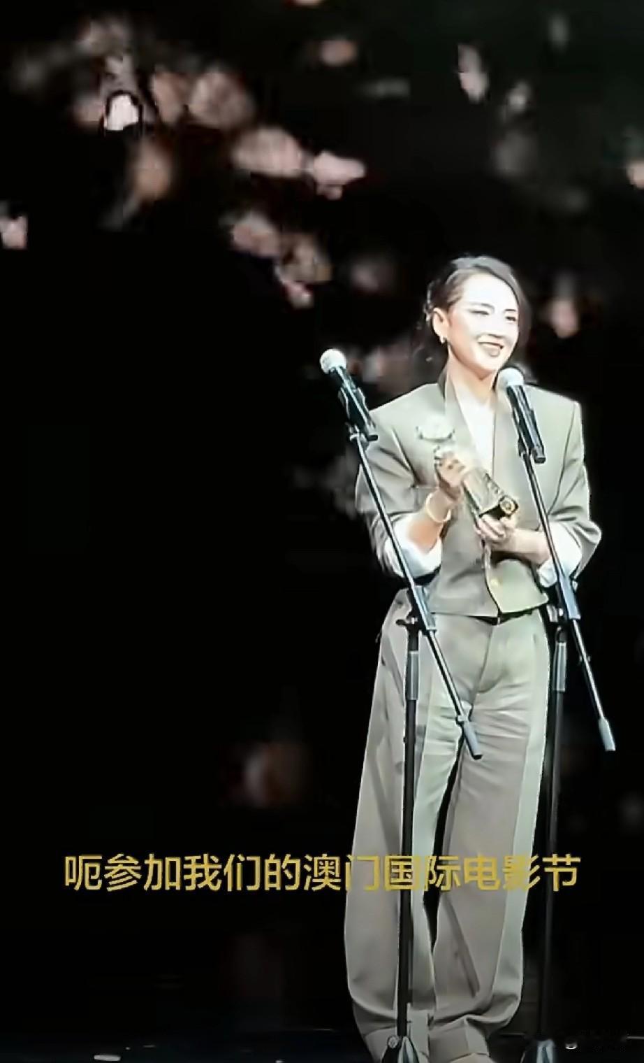 章子怡西装翻车！网友毒舌：裤裆皱得能夹蚊子。46岁的章子怡一身西装亮相，本想飒爽