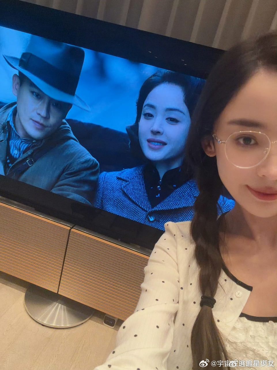 娜扎边吃饭边看醒来娜扎沉浸式看醒来娜扎演我追剧啊，边吃饭边看就是最舒服的追剧状