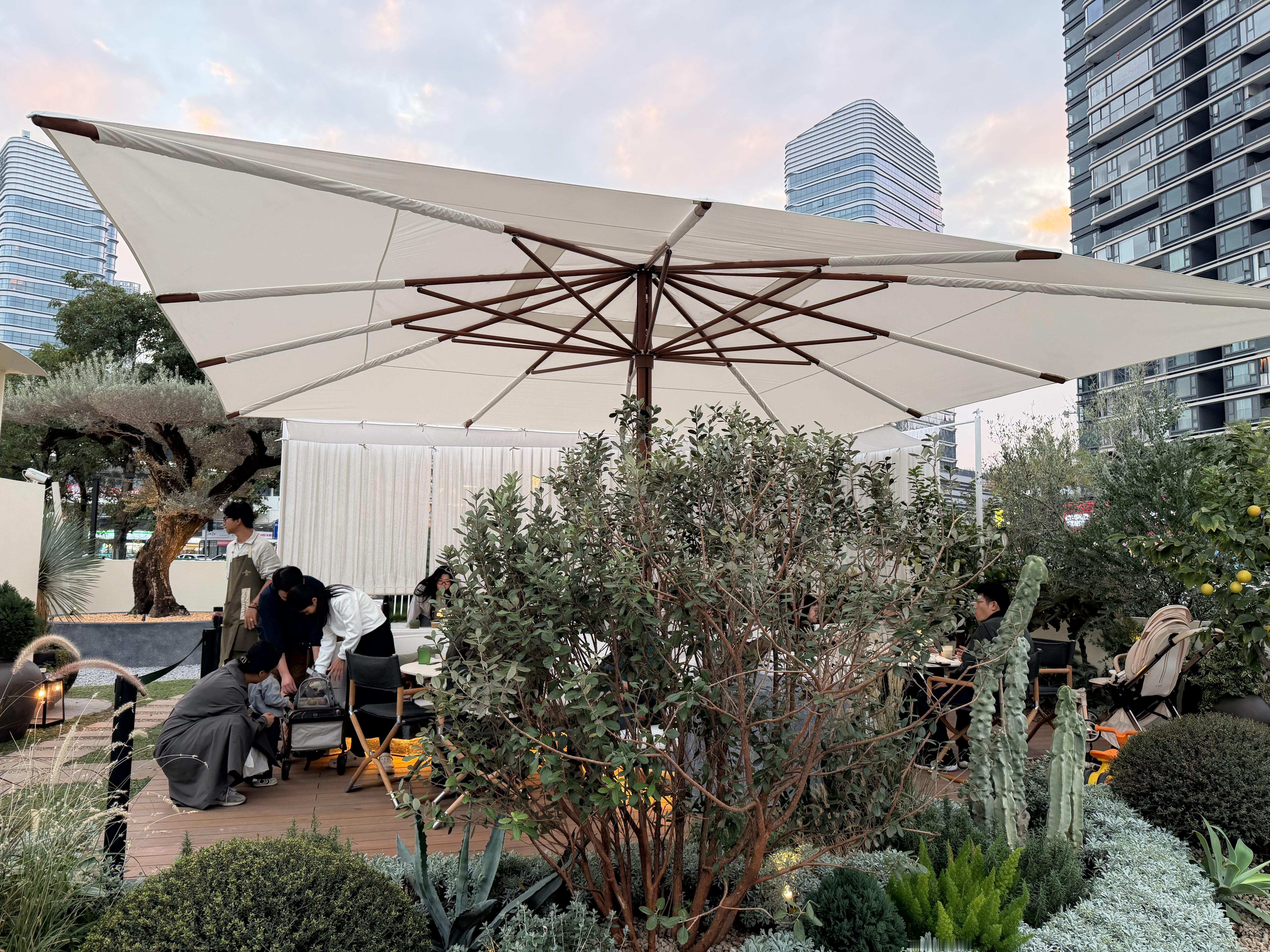 开了眼了，这雨伞比小鹏X9还贵