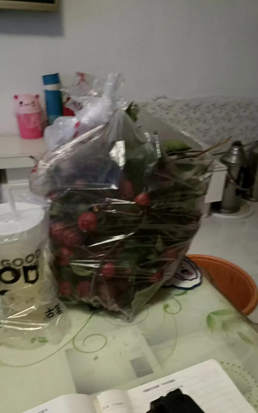今年的荔枝真是太便宜了…昨天看到路上有人卖荔枝，满满一大车，两元一斤，果断买了