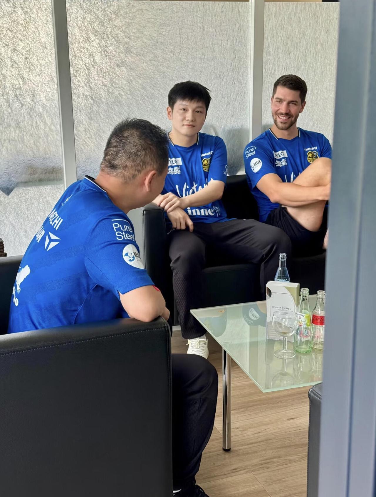 东哥没有天线，以为很难和他们交流！但是东子的英语很溜，和小弗交流版无障碍，在德
