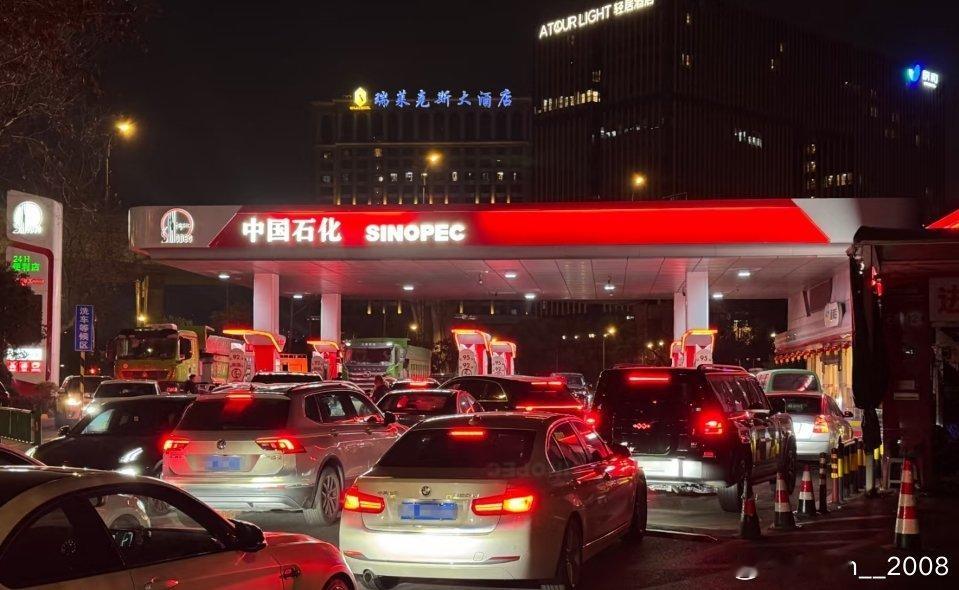 油价再涨，92号都得破8元每升了，这油车要开不起了。。记得2020年左右，油价才