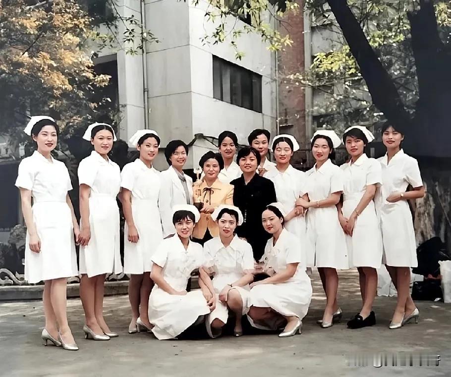 网友说这是90年代女护士的合影，总感觉哪里不对[？？？]