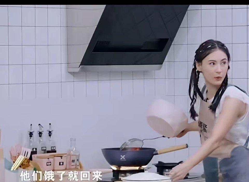 张柏芝喂养孩子是有一手的！主持人问张柏芝：“三个孩子里面，谁吃饭最听话？”张柏芝
