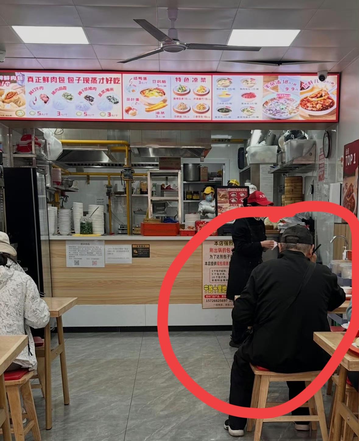 挺感动这家小吃店老板的仁义，主动给这位85岁的大爷吃饭打五折。店员看到颤巍巍