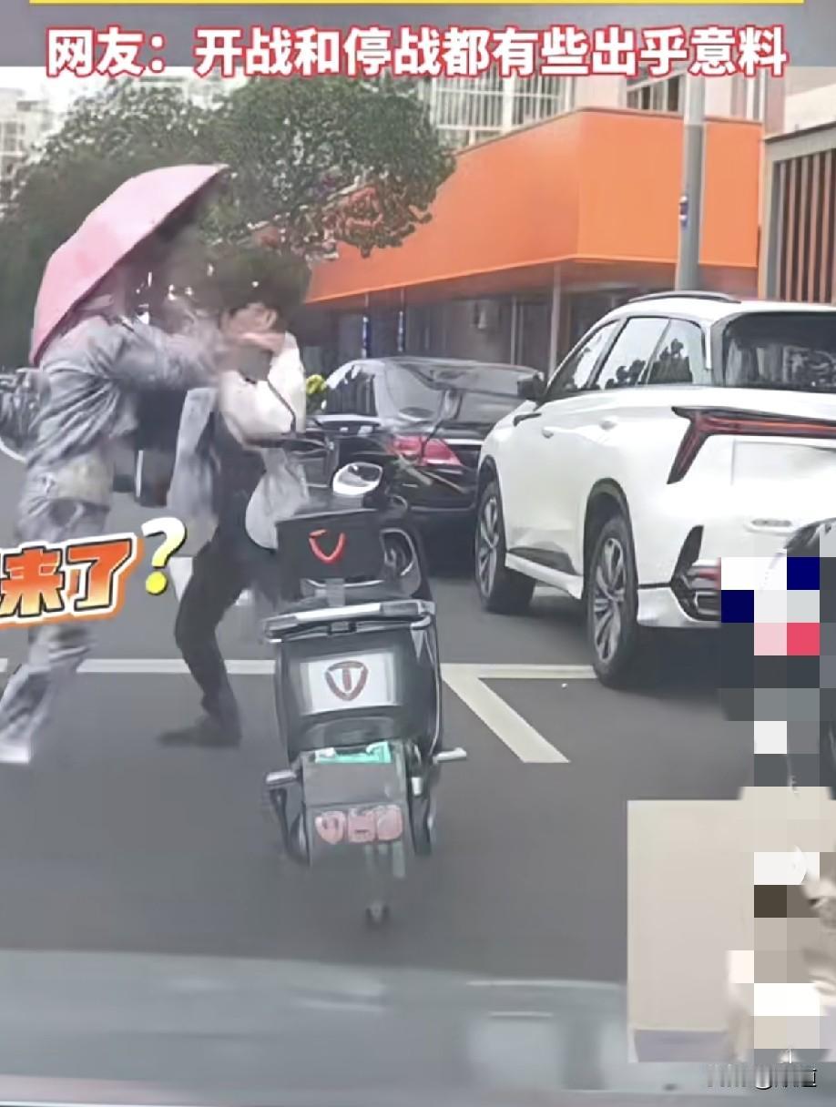 这两口子的举动把路人看的一愣一愣的。夫妻两人骑电动车行驶在马路上，突然俩人停车