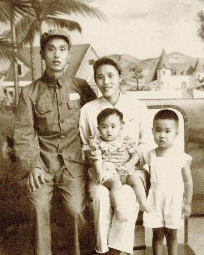 1947年，30岁的解放军师长周志坚，迎娶了年少的女护士，谁知新婚当夜，周志坚却