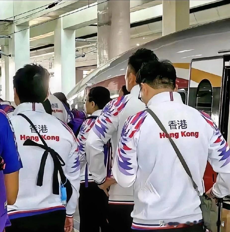 香港队的衣服现在只写了香港，大家有没有被惊到！香港队这次出征亚运会的队服只写