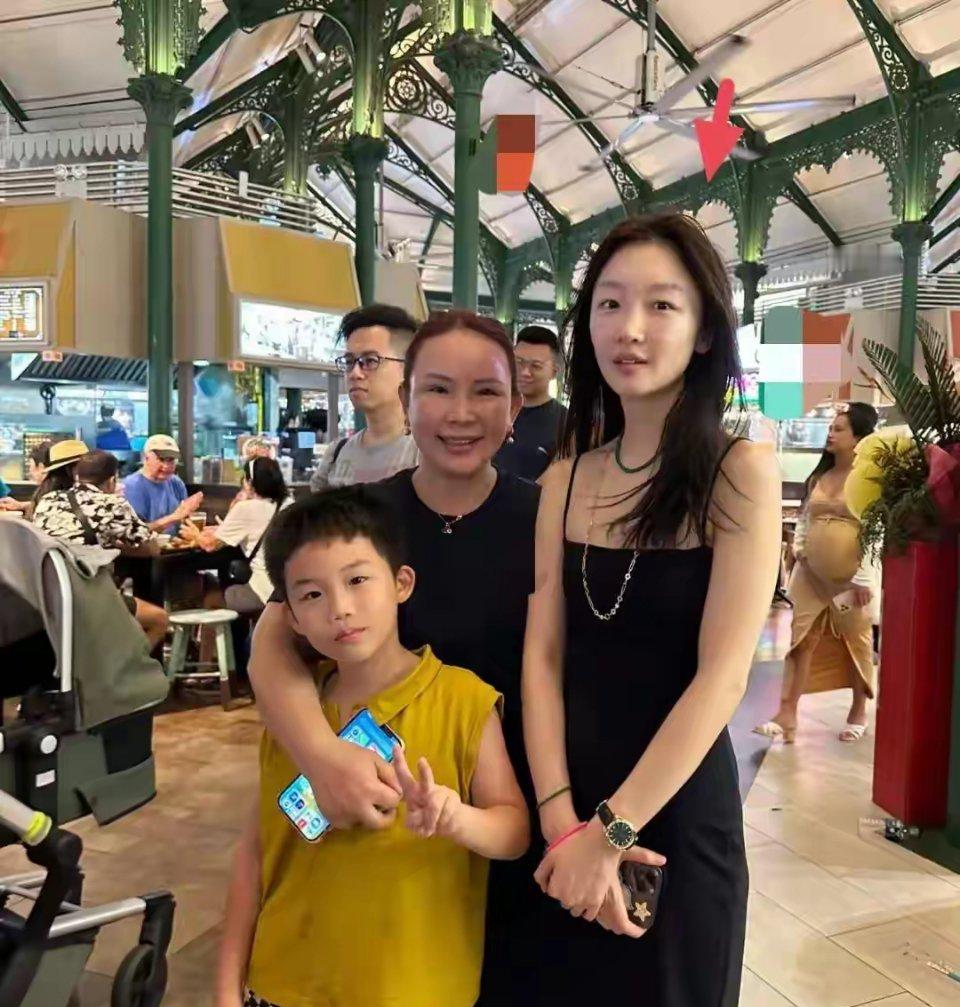 周冬雨旅游照，一身黑裙看起来皮肤好好