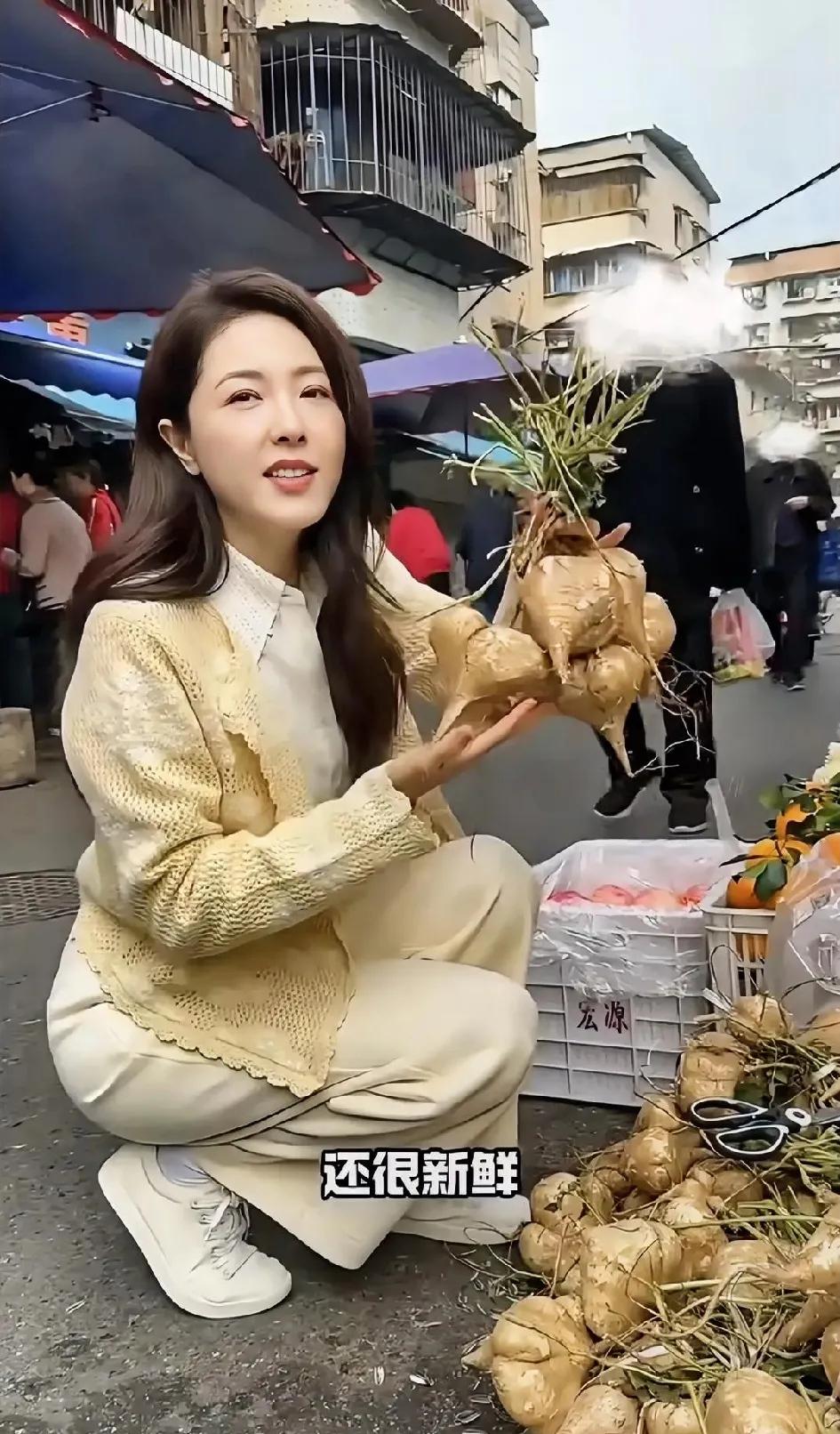 曾黎湖北的，她管手中的这个叫地瓜，湖南，河南甚至对这个东西甚至不太熟悉，山东内蒙