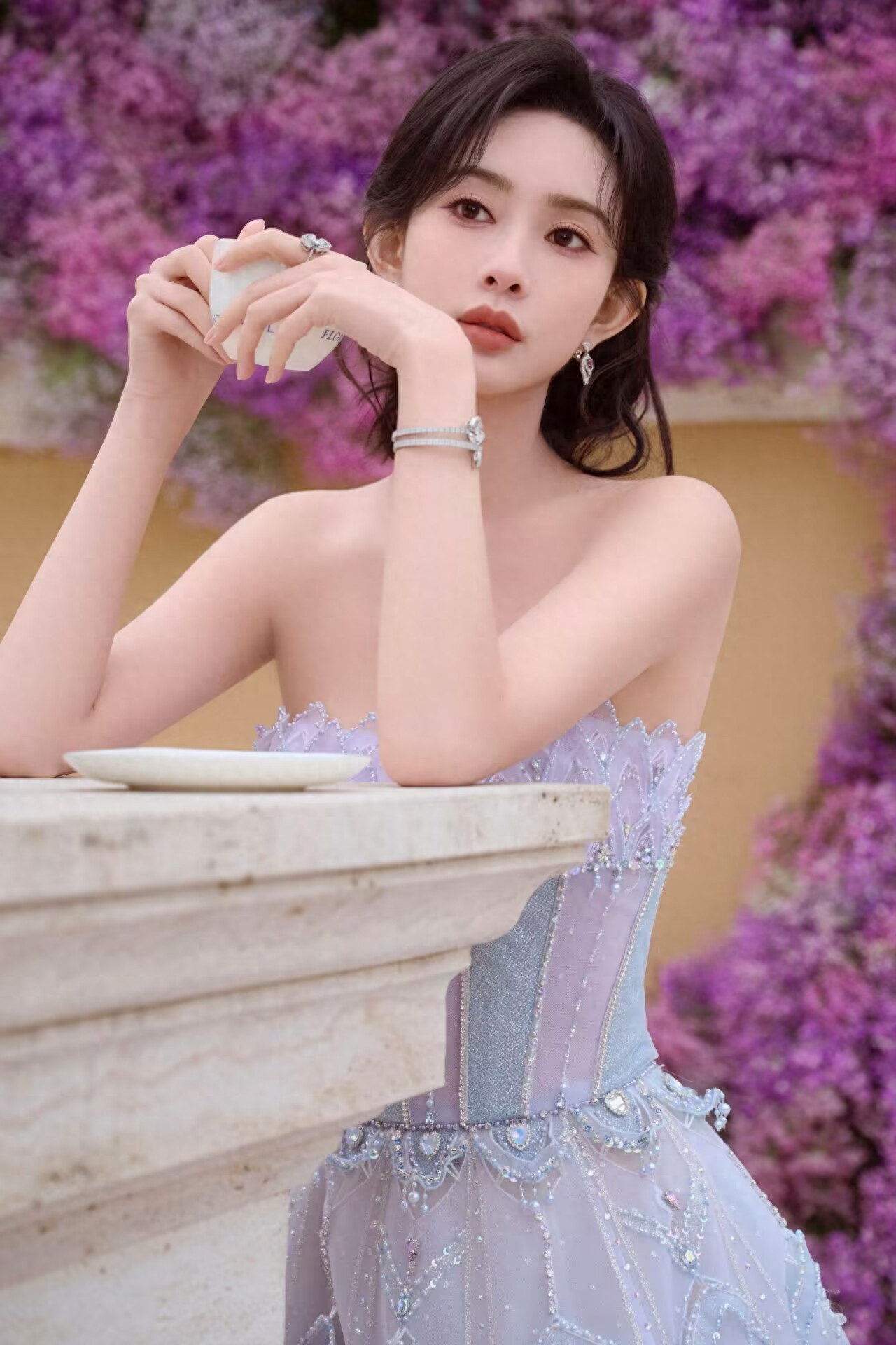 女星孟子义的悠然时光，辫子头造型，美丽大方！