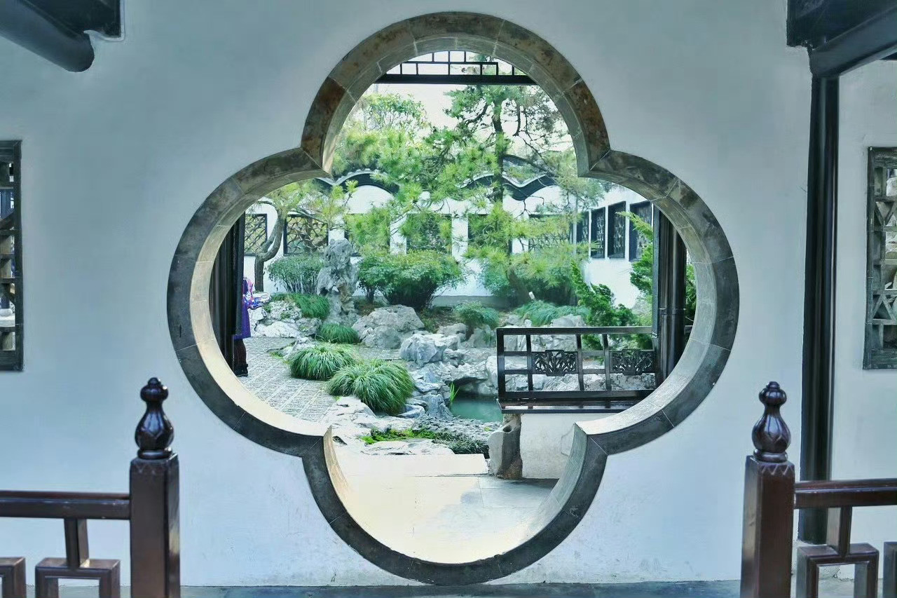 “窗”中的扬州，或是故意或是无意中留下“窗”；将院中的景致，变作诗情画意。​