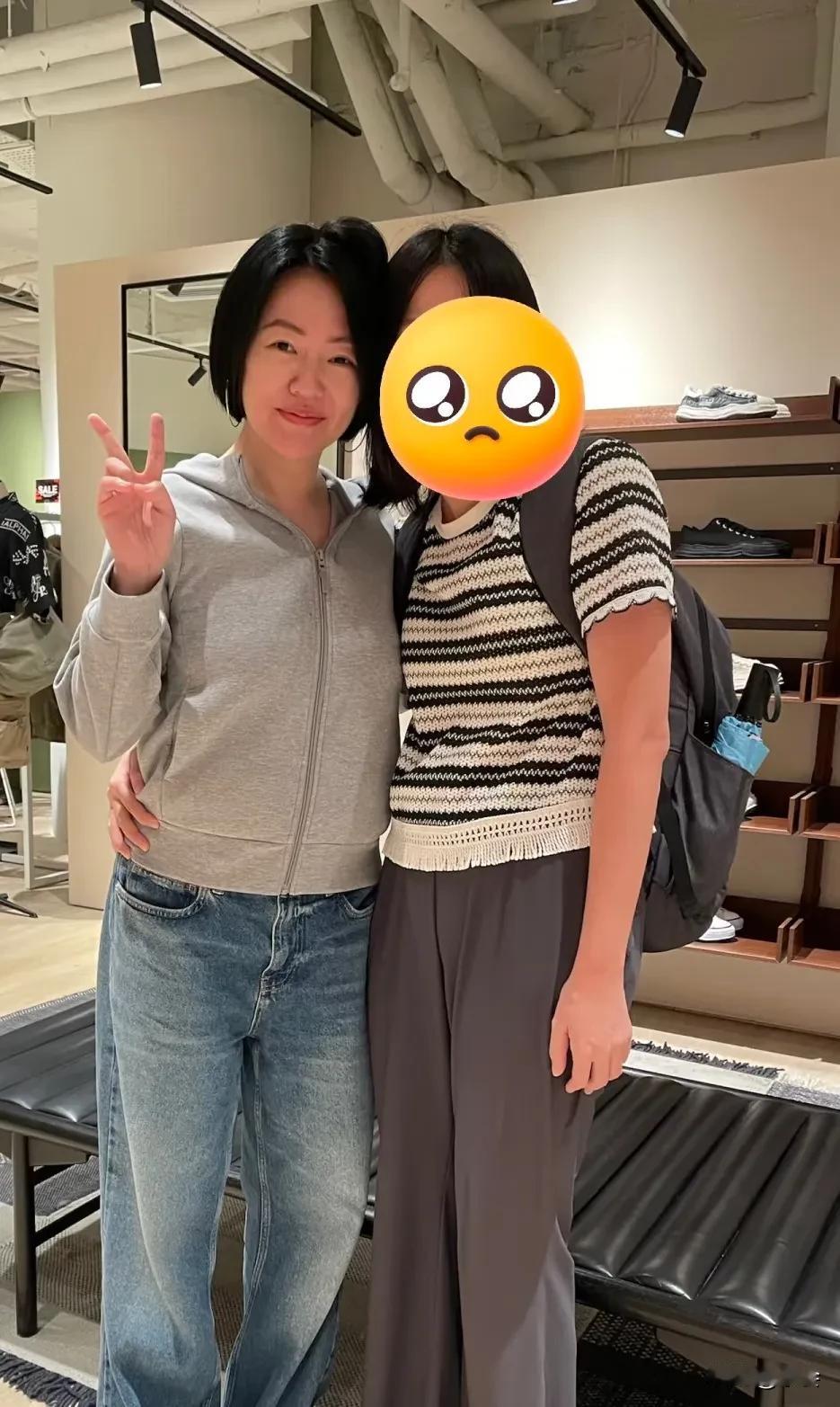 偶遇小S一家四口逛香港K11，不禁有些感慨。照片里小S素颜出镜，难掩几分憔悴和